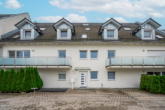 Haupteingang Gebäude - Komfort hoch zwei: 4-Zi.-Maisonette mit Galerie – ideal für Familien!