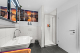 Badezimmer (Obere Etage) - Komfort hoch zwei: 4-Zi.-Maisonette mit Galerie – ideal für Familien!