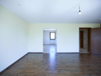 Wohnzimmer mit Zugang Küche - Großzügiges Familienhaus mit ca. 170 m² Nutzfläche und vielseitigen Nutzungsmöglichkeiten