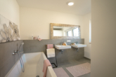 Badezimmer - 130m² Nutzfläche /KfW-40 QNG Neubau- Reihenendhaus / Interessant auch für Kapitalanleger