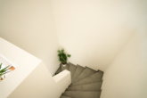 Treppenaufgang - 130m² Nutzfläche /KfW-40 QNG Neubau- Reihenendhaus / Interessant auch für Kapitalanleger