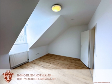 Frisch modernisierte 2-Zimmer-Wohnung – Einziehen und Wohlfühlen!, 94333 Geiselhöring, Dachgeschosswohnung