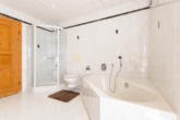Dusche + Wanne - !!! Gepflegte Hofstelle mit 2 Häusern, Nebengebäude auf tollem Grundstück !!!