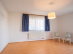 Schlafzimmer - + Familiendomizil mit großem Grundstück in Aiterhofen +