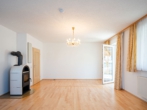 Wohnzimmer - + Familiendomizil mit großem Grundstück in Aiterhofen +