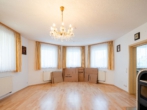Wohnzimmer - + Familiendomizil mit großem Grundstück in Aiterhofen +
