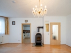 Wohnzimmer - + Familiendomizil mit großem Grundstück in Aiterhofen +