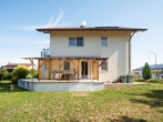 Hinten Außen - + Familiendomizil mit großem Grundstück in Aiterhofen +