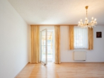 Wohnzimmer - + Familiendomizil mit großem Grundstück in Aiterhofen +
