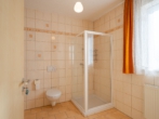 Badezimmer - + Familiendomizil mit großem Grundstück in Aiterhofen +