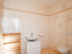 Badezimmer - + Familiendomizil mit großem Grundstück in Aiterhofen +