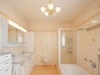Badezimmer - + Familiendomizil mit großem Grundstück in Aiterhofen +