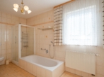 Badezimmer - + Familiendomizil mit großem Grundstück in Aiterhofen +