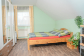 Schlafzimmer - *** Teilsaniertes Zweifamilienhaus mit Gewerbehalle in zentraler Lage ***