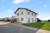Außenansicht - + Großes und Neuwertiges Einfamilienhaus mit tollem Grundstück +