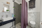 Badezimmer - + Großes und Neuwertiges Einfamilienhaus mit tollem Grundstück +
