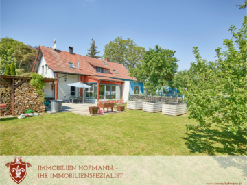 Charmante Doppelhaushälfte mit großem Garten und viel Potential in Wallersdorf zu Verkaufen, 94522 Wallersdorf, Doppelhaushälfte