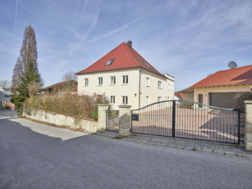 Großzügiges Einfamilienhaus mit Dachterrasse in Simbach b. Landau!, 94436 Simbach, Einfamilienhaus