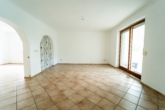 Wohnzimmer - *** Weitläufiges Anwesen mit vier Wohneinheiten, Werkstatthalle und Renditepotenzial ***