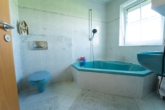 Badezimmer - *** Weitläufiges Anwesen mit vier Wohneinheiten, Werkstatthalle und Renditepotenzial ***