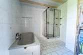 Badezimmer - *** Weitläufiges Anwesen mit vier Wohneinheiten, Werkstatthalle und Renditepotenzial ***