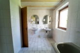 Badezimmer - *** Weitläufiges Anwesen mit vier Wohneinheiten, Werkstatthalle und Renditepotenzial ***