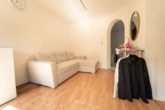 Wohnzimmer Appartment - *** Weitläufiges Anwesen mit vier Wohneinheiten, Werkstatthalle und Renditepotenzial ***