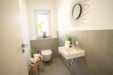 Gäste-WC (Musterhaus) - !!! Letzte Doppelhaushälfte-alternativ Einfamilienhaus (KfW40 )!!!